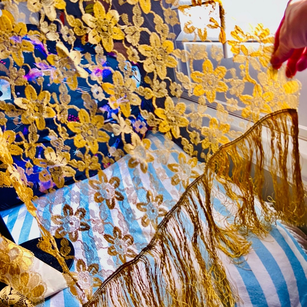 Elegant Gold Lace Scarf (Spanish Mantilla) New with Tag - Picture 3 of 8